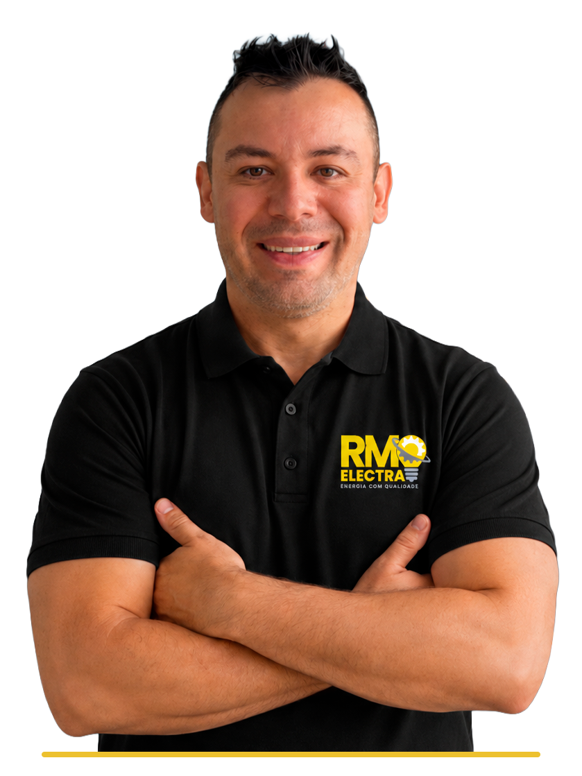 Profissional da RM Electra em ambiente técnico